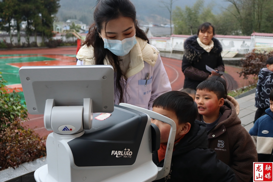 爱心机构走进大安小学开展视力检测