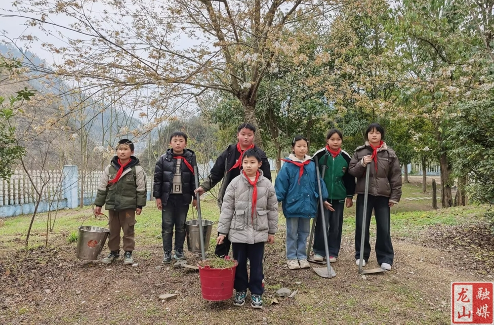 咱果乡九年制学校开展植树节活动