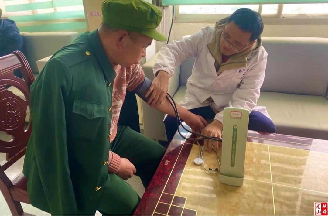 县光荣院联合朝阳医院开展“情暖优抚，守护健康之光”活动