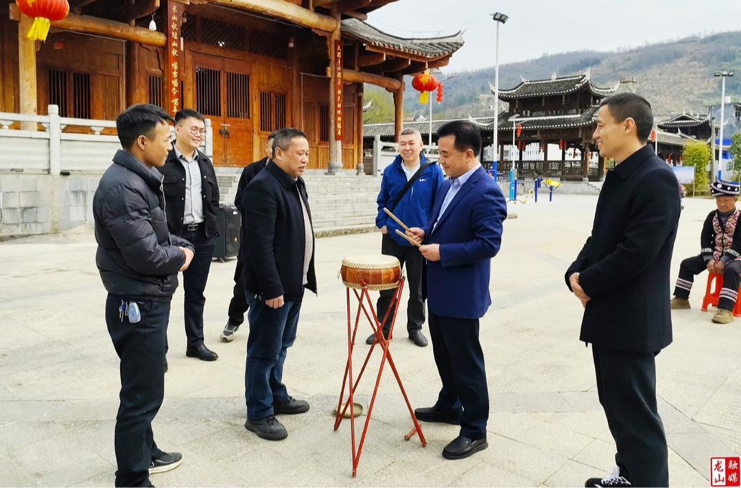 靛房镇开展“赏春色·传非遗·筑法治”主题活动