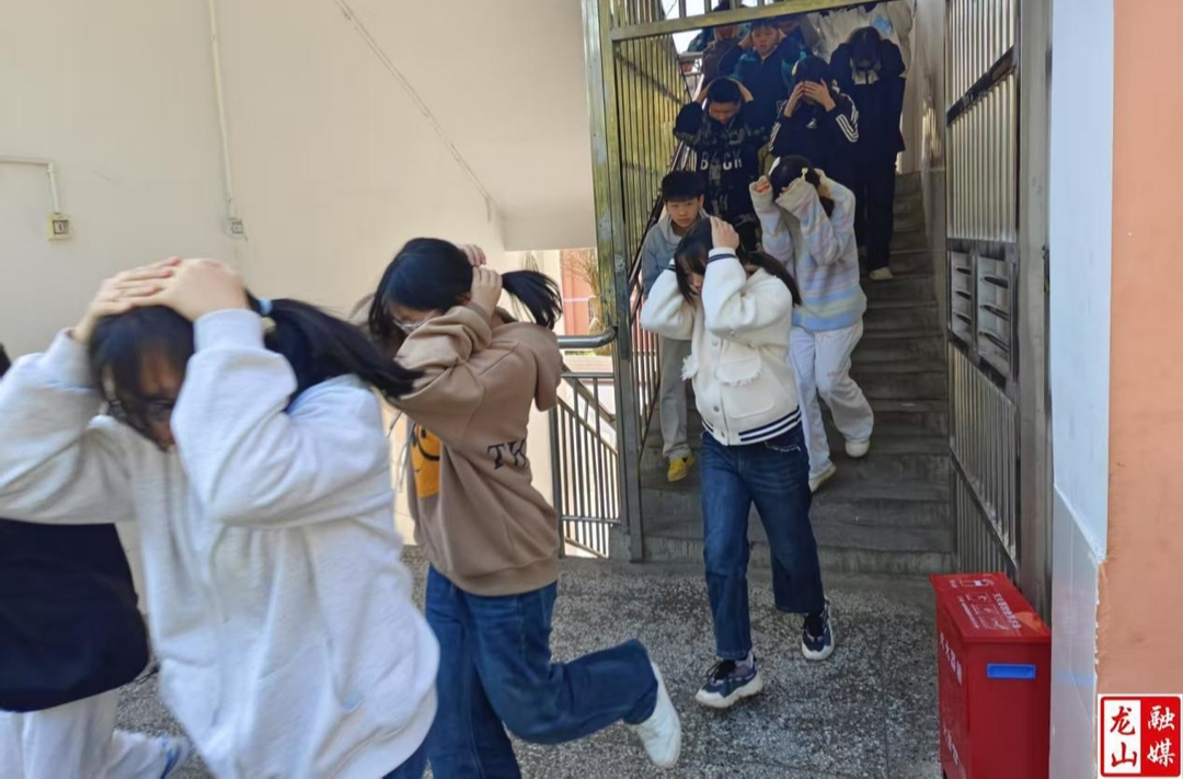 苗儿滩镇九年制学校开展防踩踏安全疏散演练活动