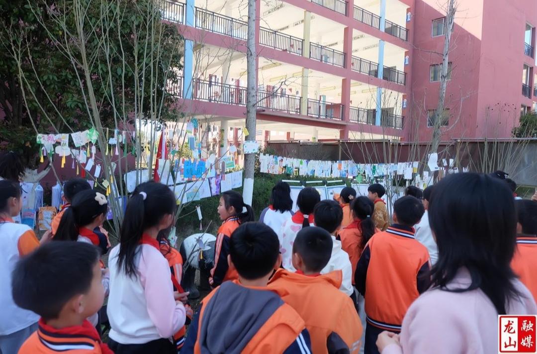 第一芙蓉学校：春日草坪绽放诗意童年