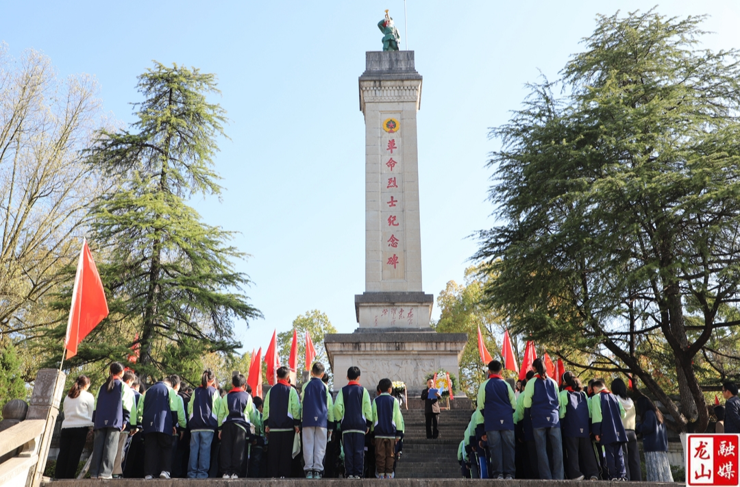 华塘芙蓉学校开展清明扫墓活动