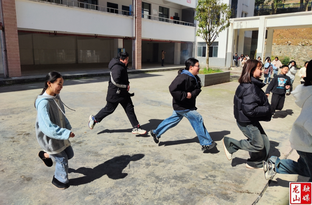 水田中学开展应急疏散演练