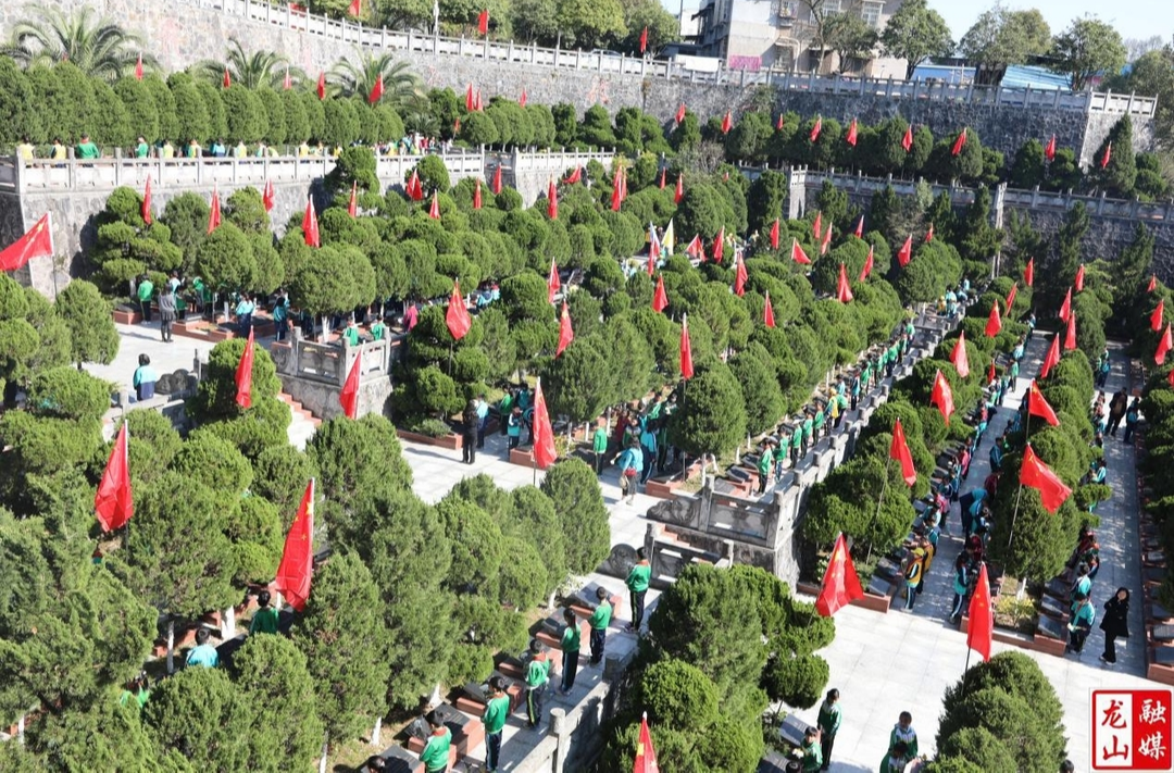 思源师生祭英烈 红色基因永传承