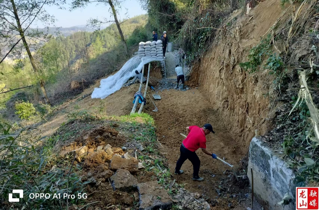 兴隆街道白岩洞村：党群齐心整修水渠