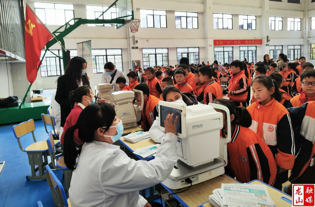 县人民医院走进第一芙蓉学校开展视力普查活动