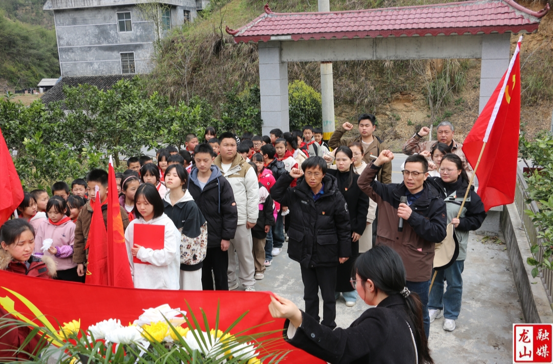 咱果乡九年制学校开展清明节祭扫活动