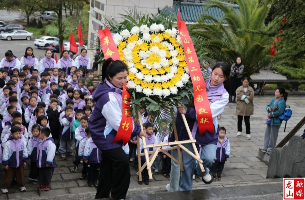 第二幼儿园开展清明祭扫活动
