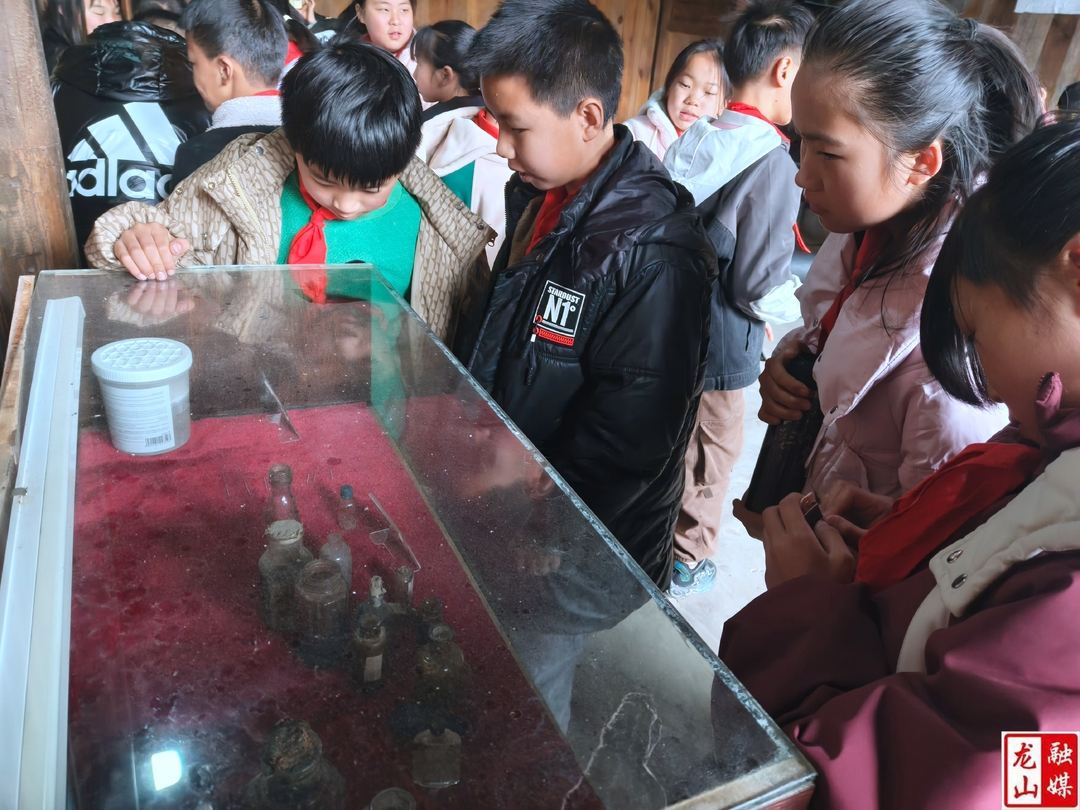 兴隆小学开展清明节活动