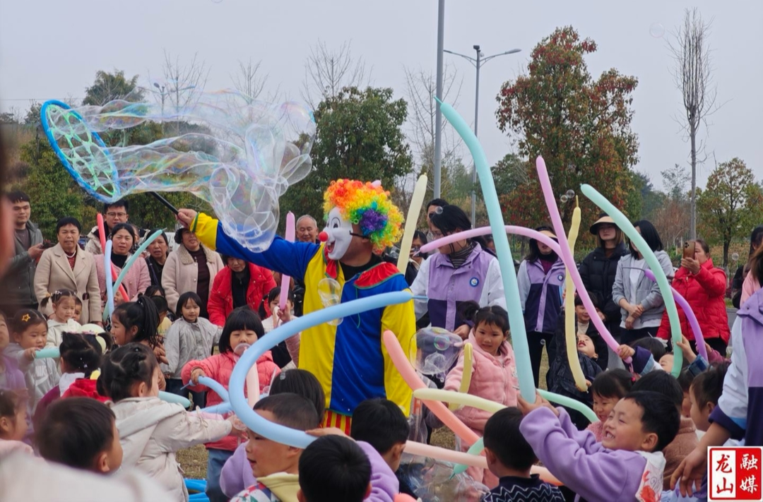 第二幼儿园开展亲子春游活动