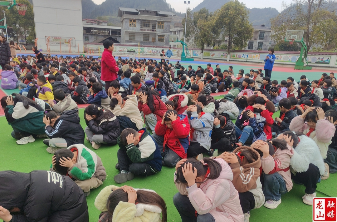 红岩小学开展防震避险应急疏散演练
