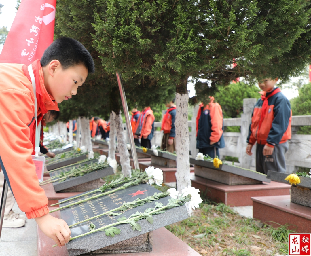 缅怀先烈寄哀思 廉洁教育润童心——白岩书院小学开展清明祭扫活动