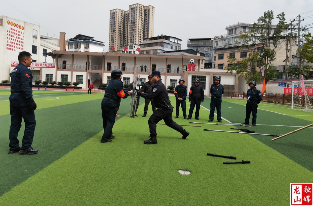 第一小学：巡特警进校园  上好“安全必修课”