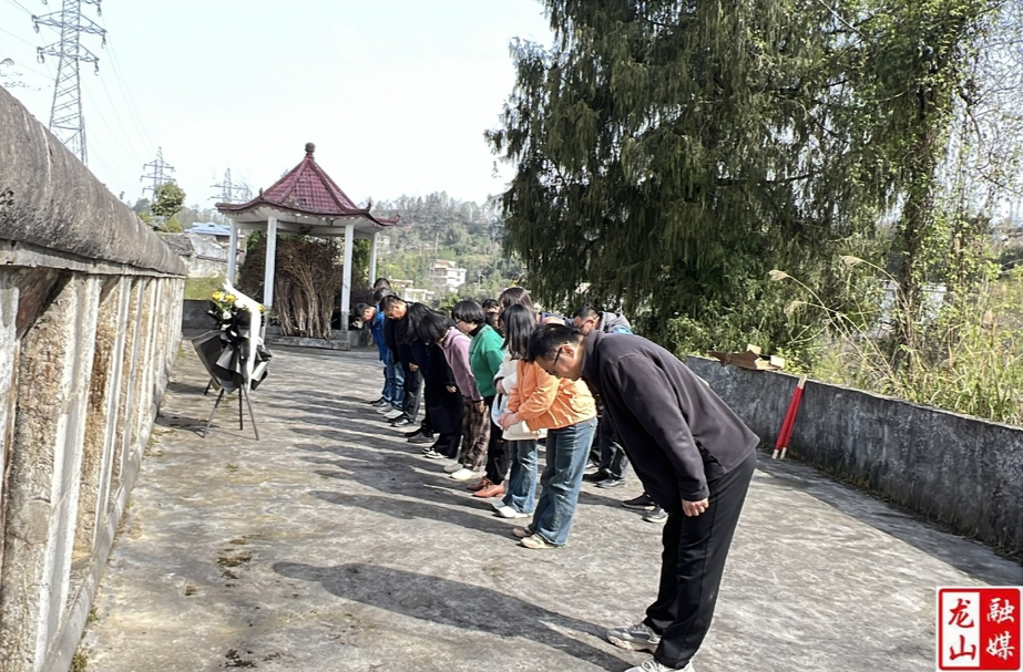 石羔街道开展清明祭扫活动 缅怀先烈寄哀思
