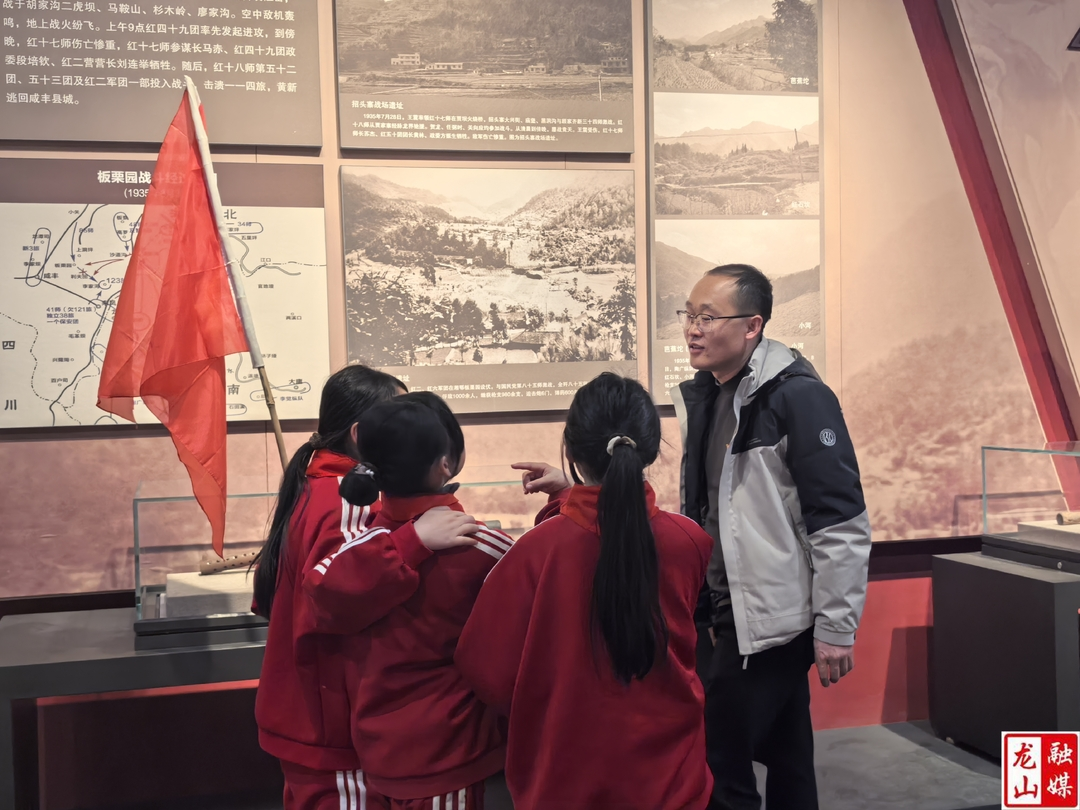 乌鸦河九年制学校开展清明祭扫活动