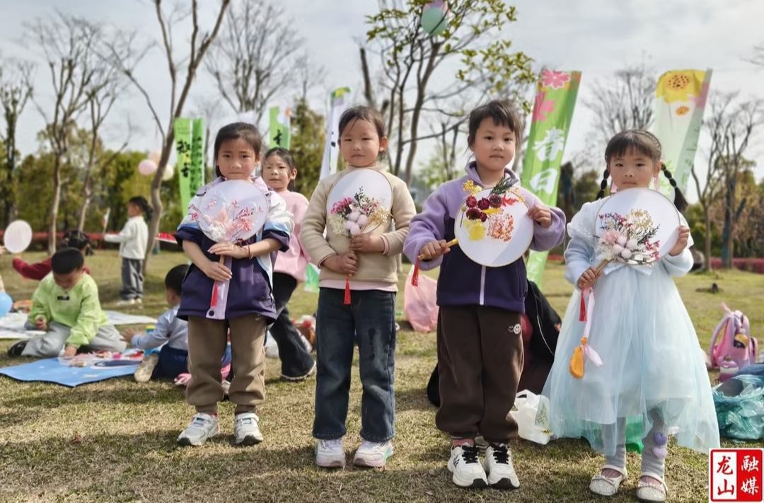 第二幼儿园开展亲子非遗团扇手作活动