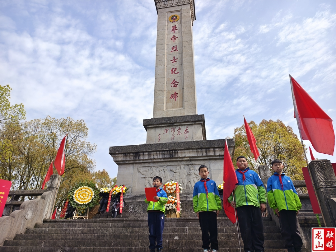 第六小学开展清明祭扫活动