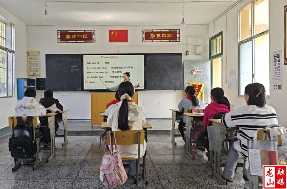 乌鸦学校与大安中心小学联合开展六年级听评课活动