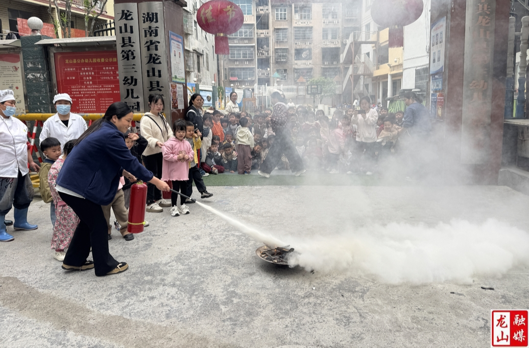 第三幼儿园：以“演”筑防 护幼“童”行