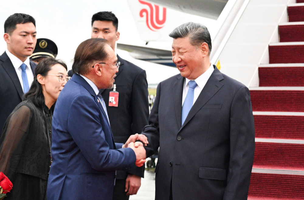 习近平抵达吉隆坡对马来西亚进行国事访问