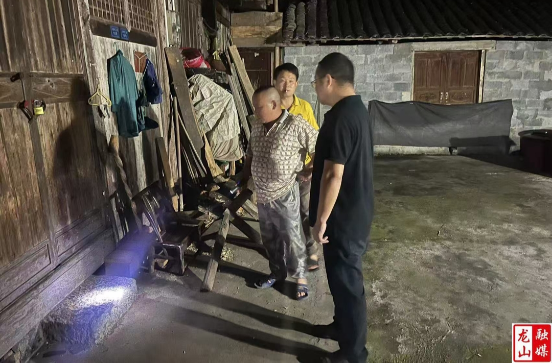 红岩溪镇：夜间防汛巡逻  筑牢安全防线