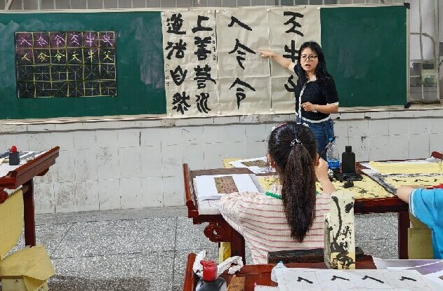 第六小学举办里耶秦简书法临摹活动