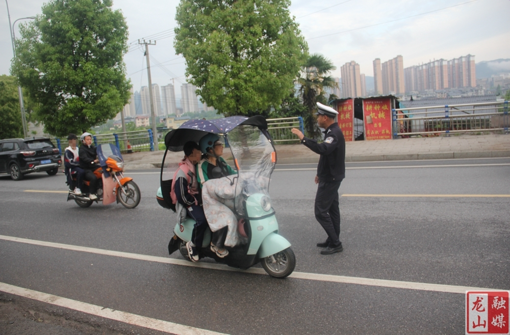 龙山高级中学联合多部门开展校园周边交通安全整治行动