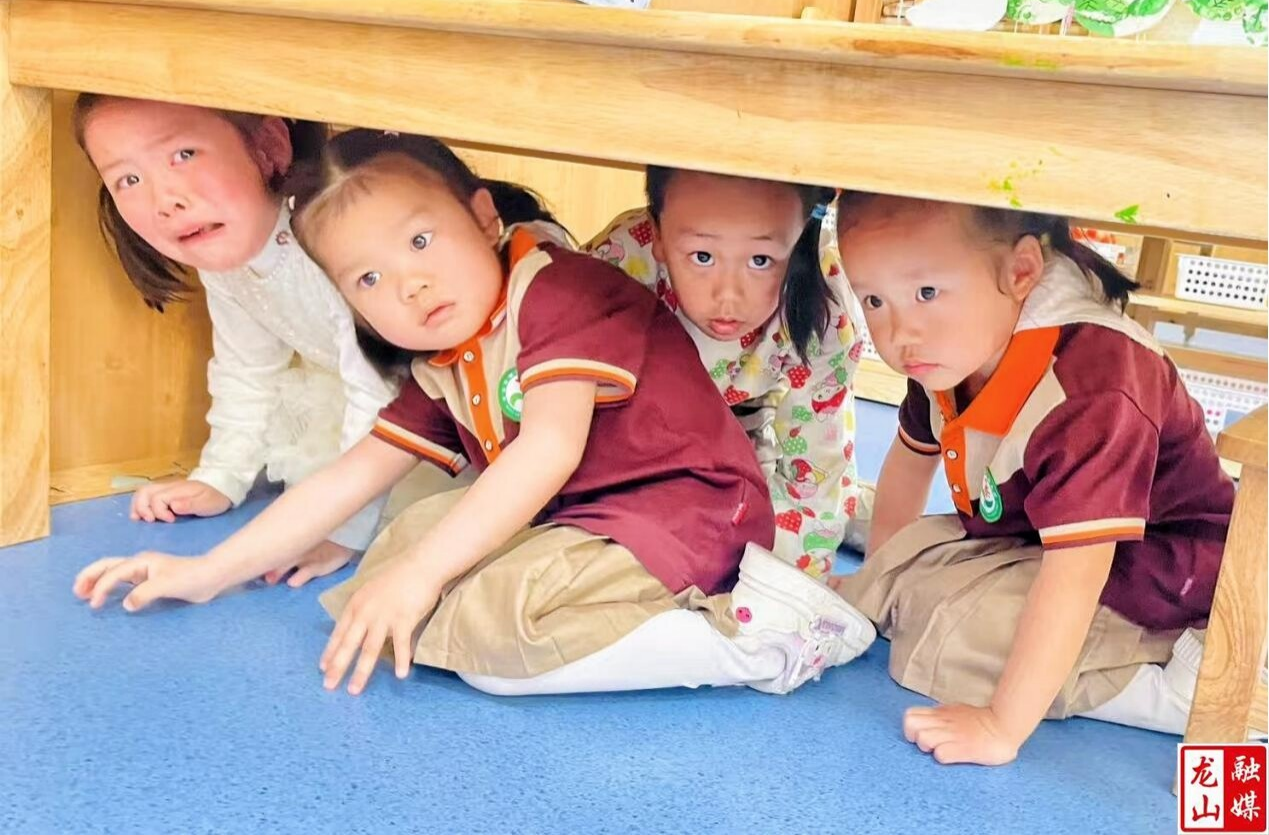 第二幼儿园开展防震疏散演练