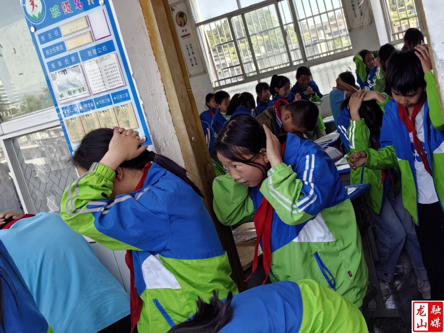 第六小学开展“5.12”防震减灾应急避险疏散演练