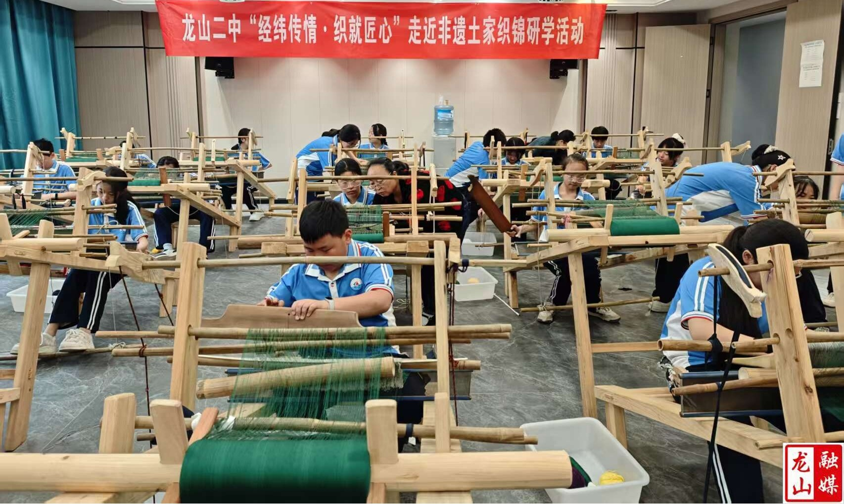 龙山二中开展走进非遗土家织锦研学活动