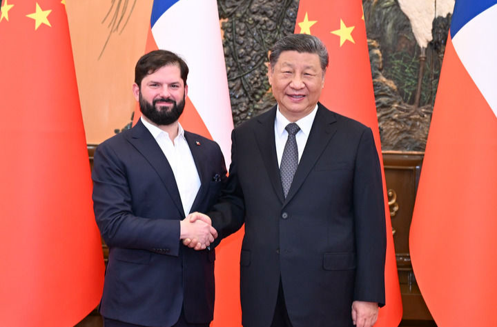习近平会见智利总统博里奇