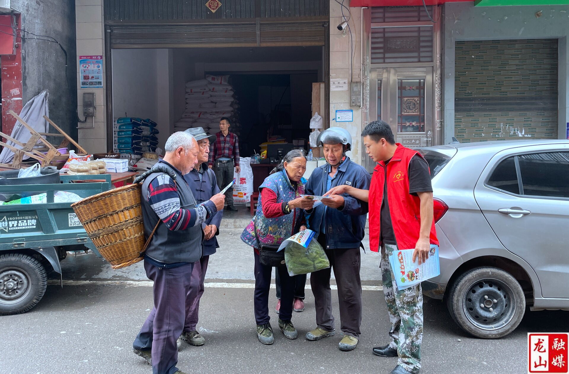 水田坝镇开展“5.12”防灾减灾暨食品安全宣传活动