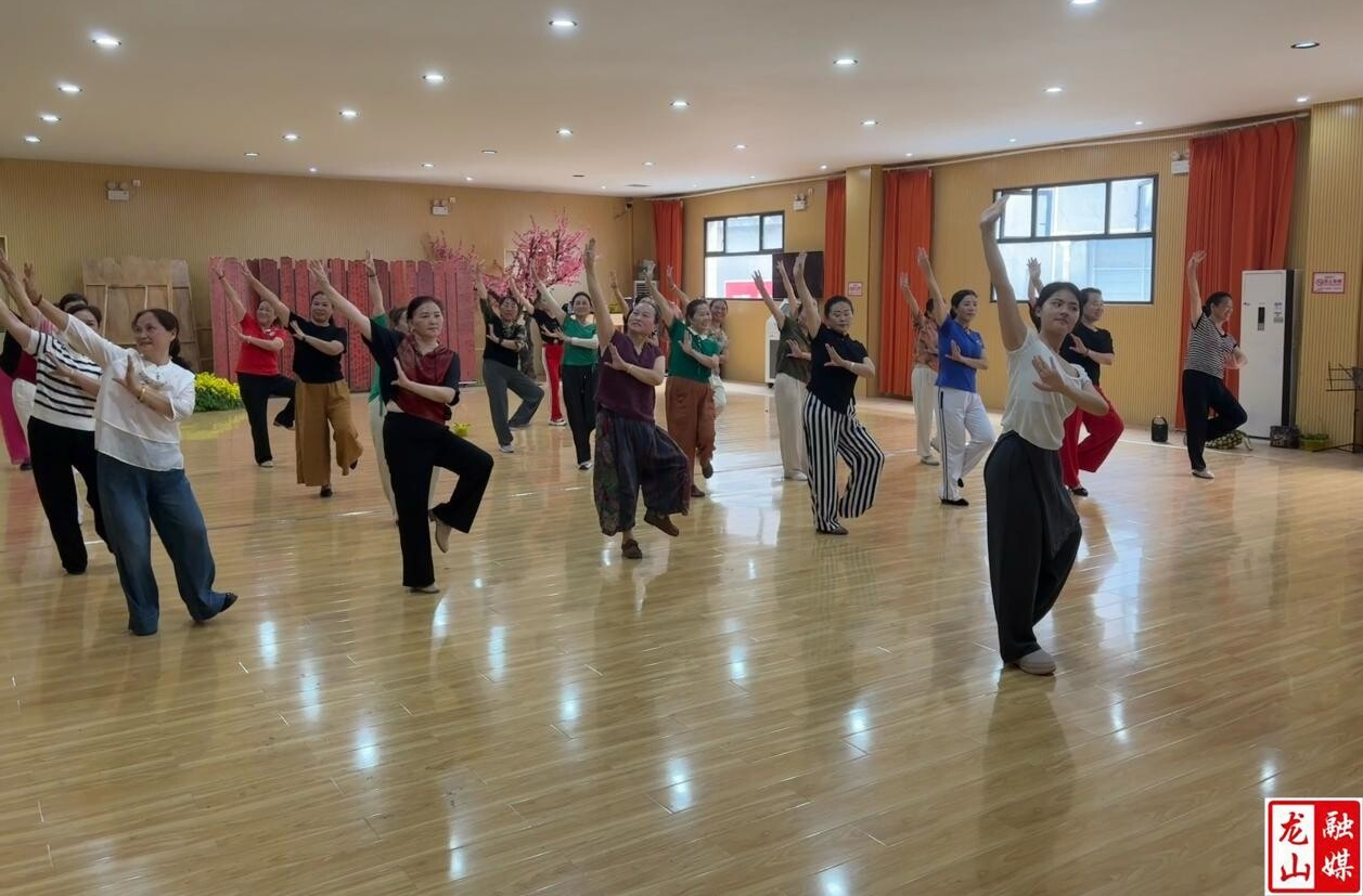 县文化馆服务宣传周启幕 多元活动绘就文化新篇