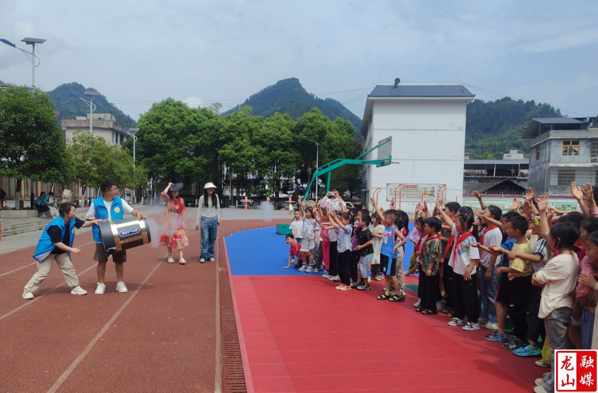 红岩小学：科普大篷车进校园 点燃学子科学梦