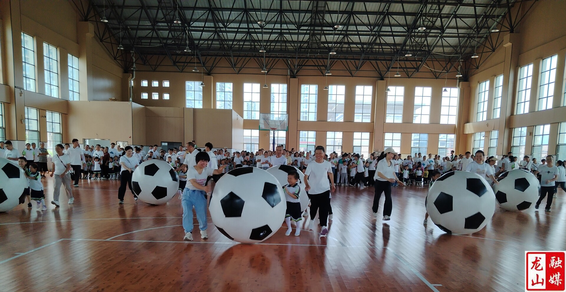 华塘中心幼儿园：亲子活动欢乐上演