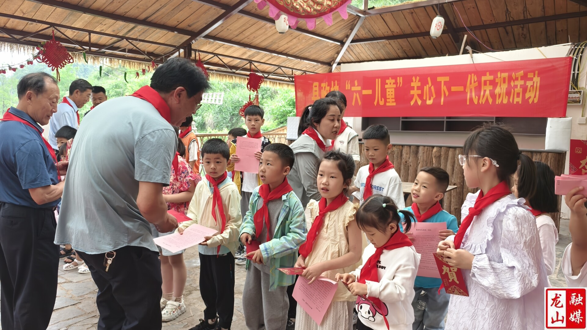 县政协联合关工委开展庆“六一”活动（图）