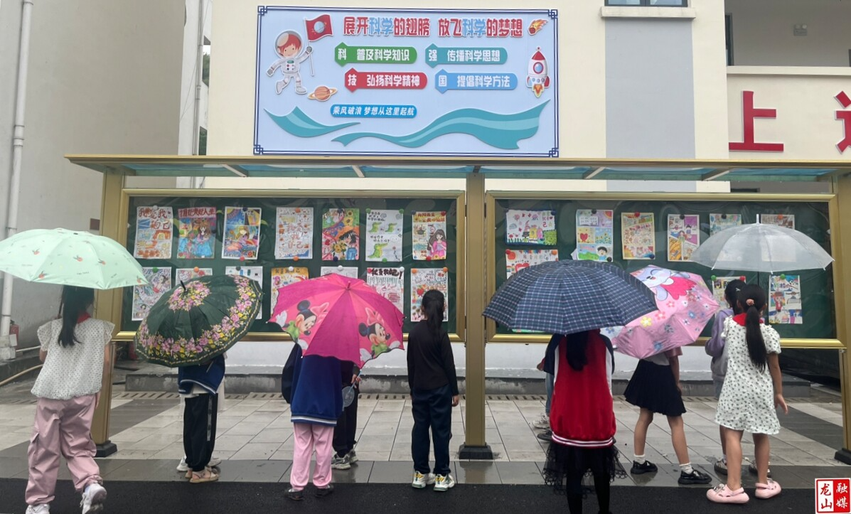 靛房学校举办心理健康绘画展