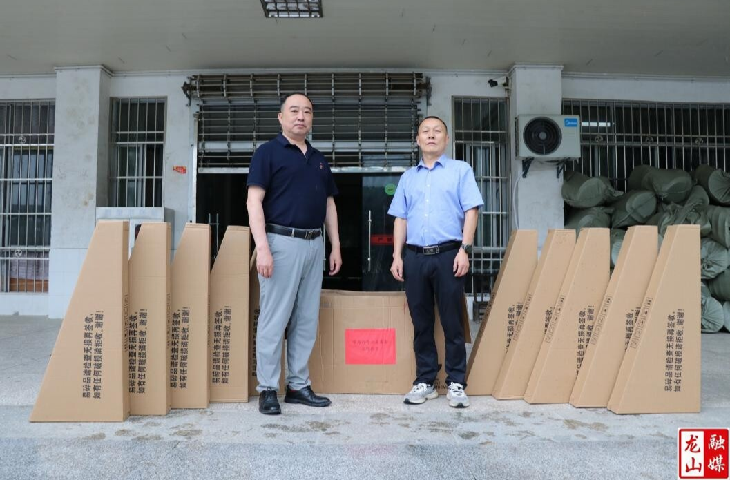 学海行舟公益基金向皇仓中学捐赠艺术教育器材