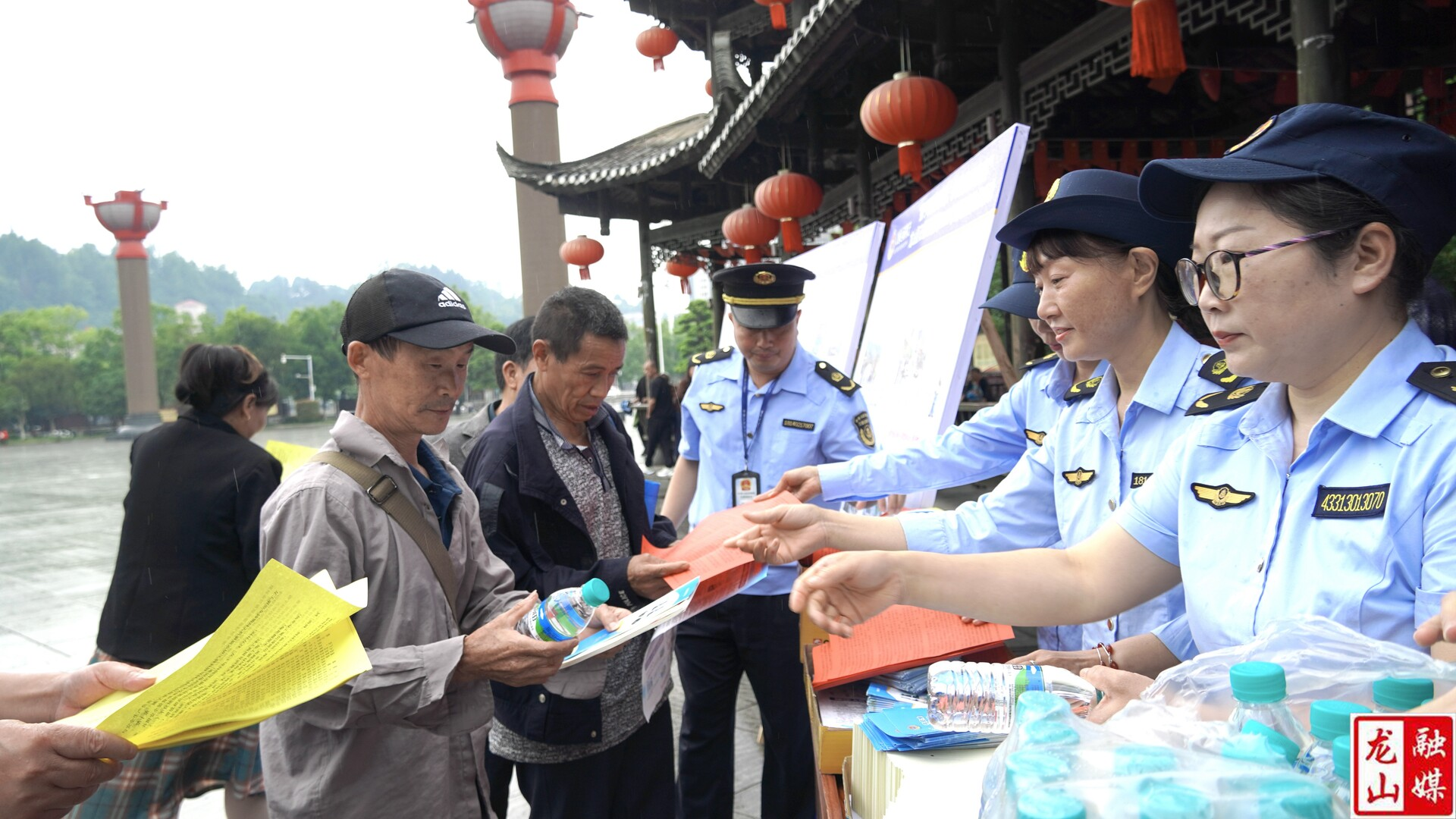 龙山：创新“服务+普法”模式  筑牢公路安全防线