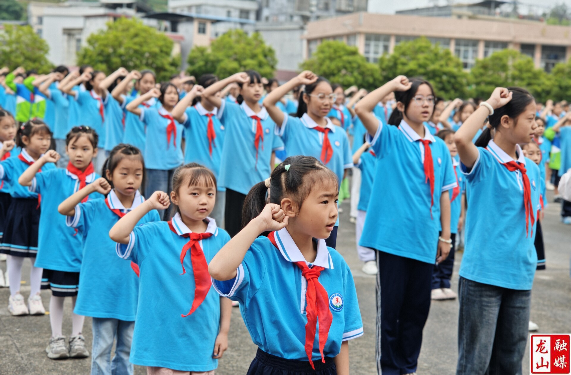 龙山六小举行少先队新队员入队仪式