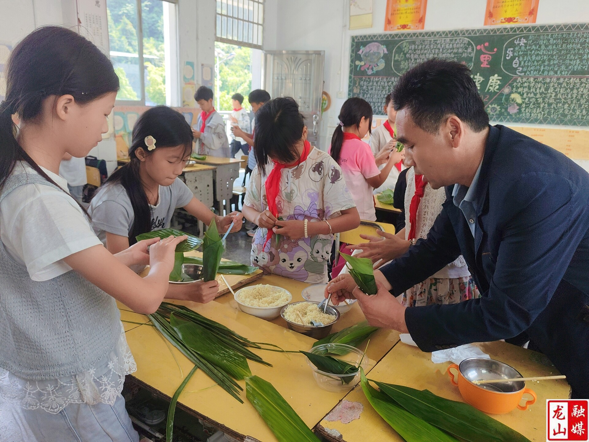 红岩溪镇中心小学开展“包粽子 迎端午”活动