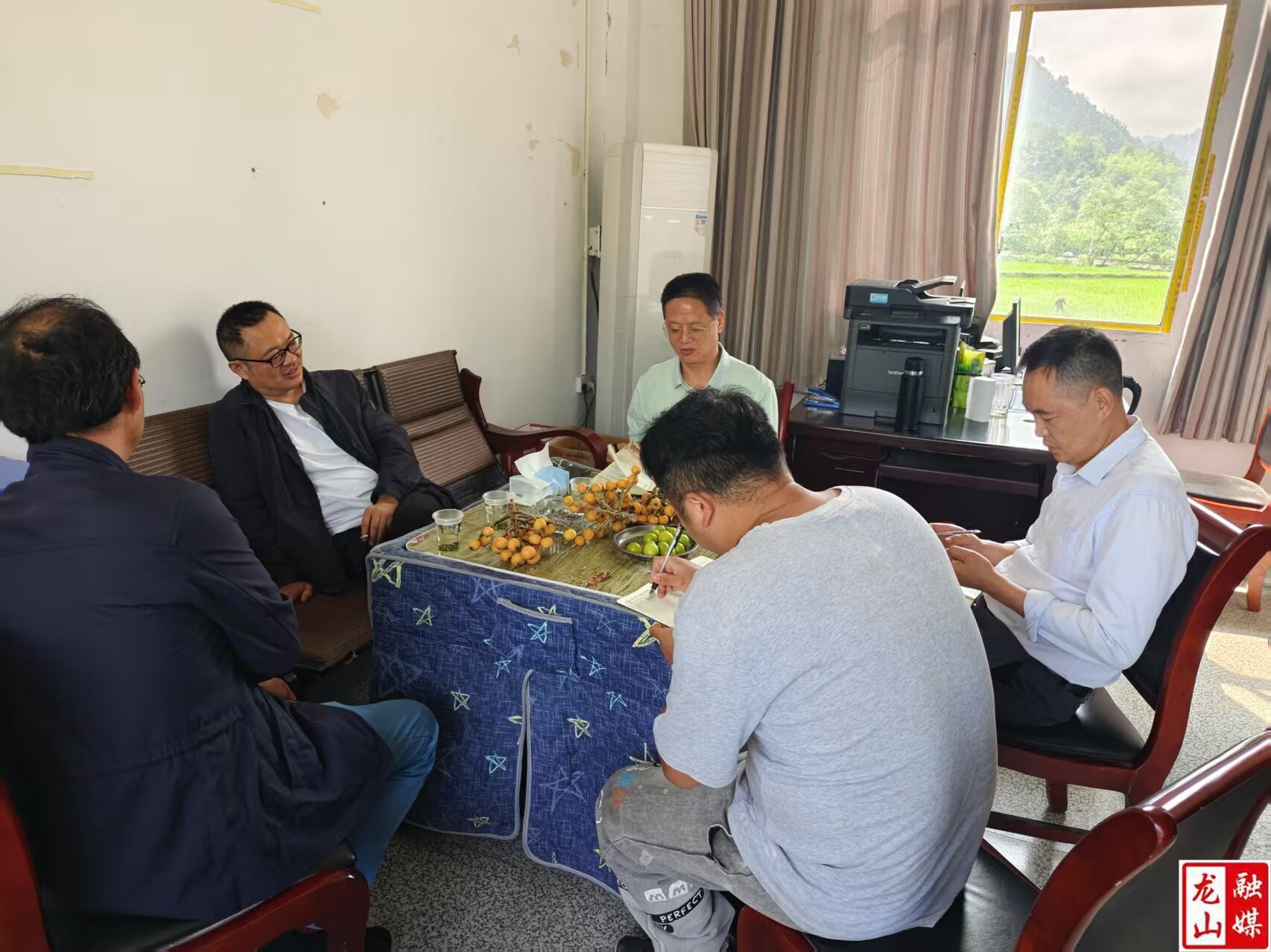 县文旅局调研驻村工作队履职尽责情况