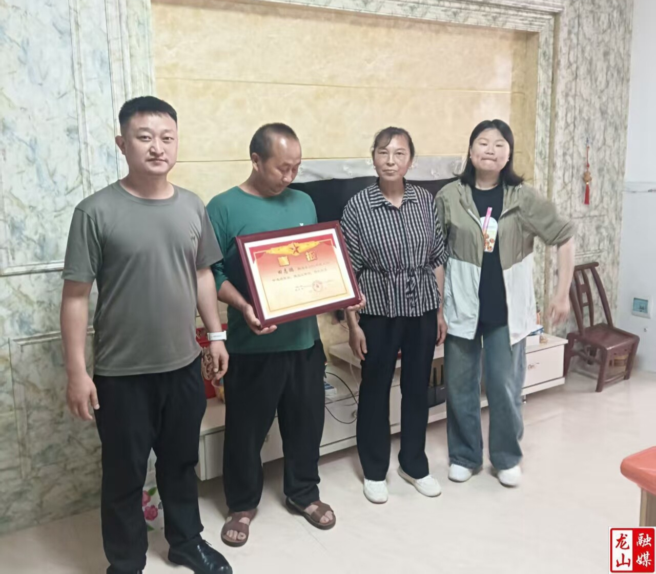 喜报进家门 尊崇暖人心——民安街道为现役军人田志鹏家属送喜报