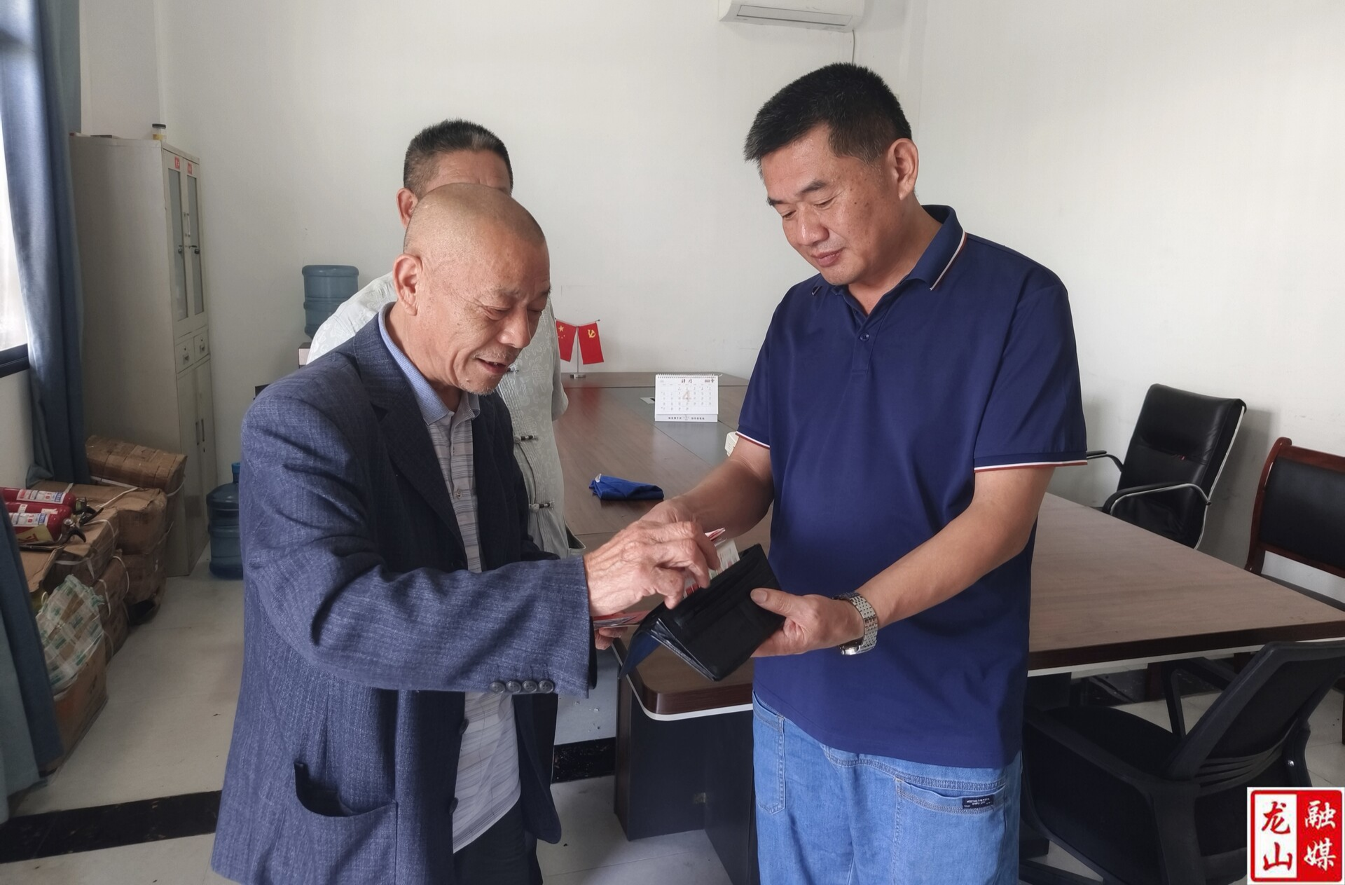 点赞！出租车司机梁中文拾金不昧