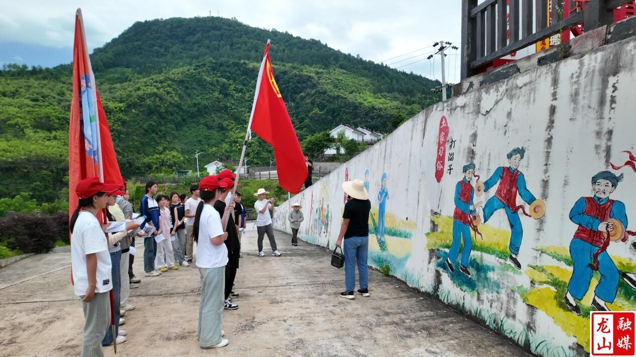 靛房镇开展“感悟扶贫历程，共筑爱国情怀”主题活动