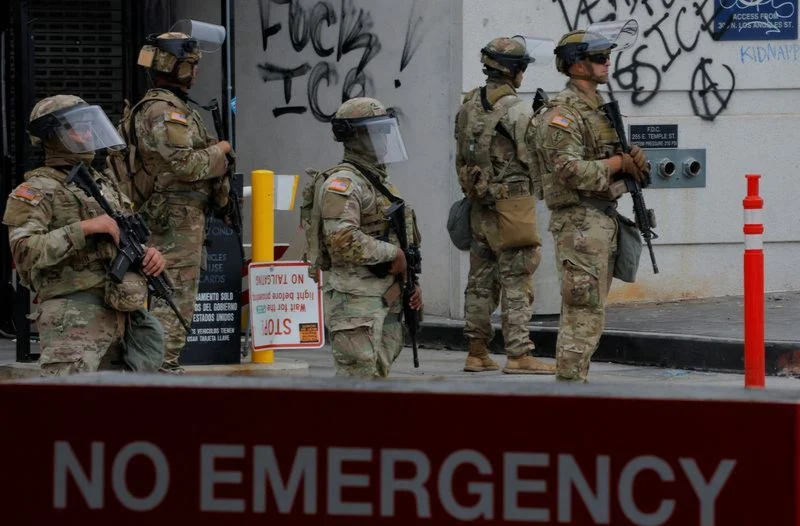 三弹齐发射向抗议人群 特朗普命令强力“解放洛杉矶”