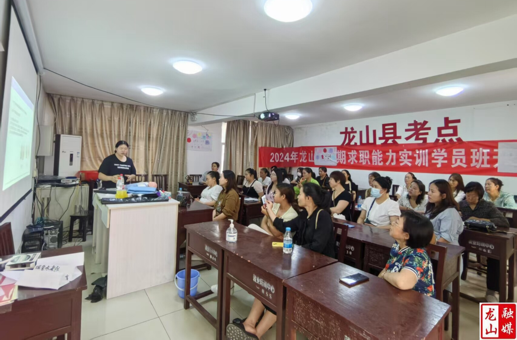 龙山县举办母婴护理师技能培训班
