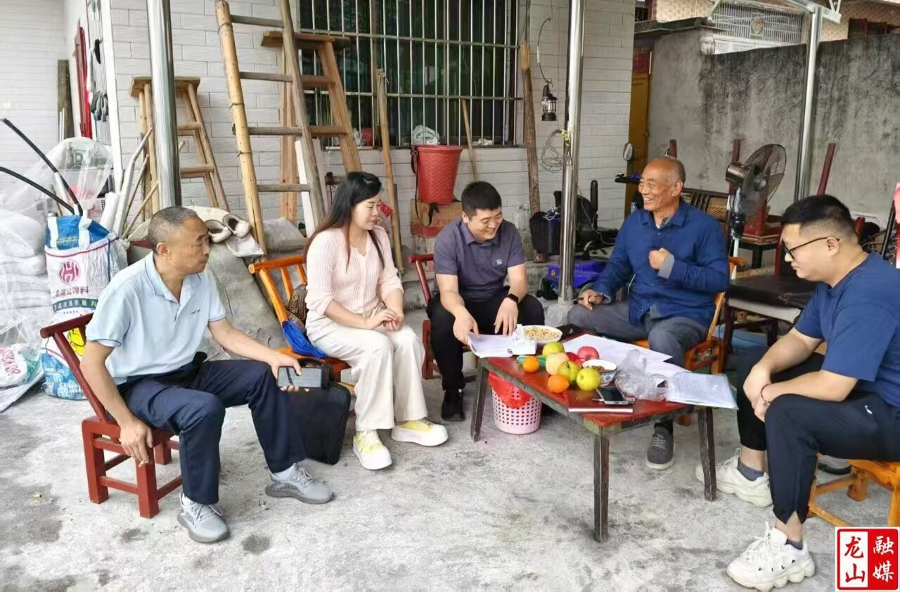 县总工会开展劳模档案征集工作（图）