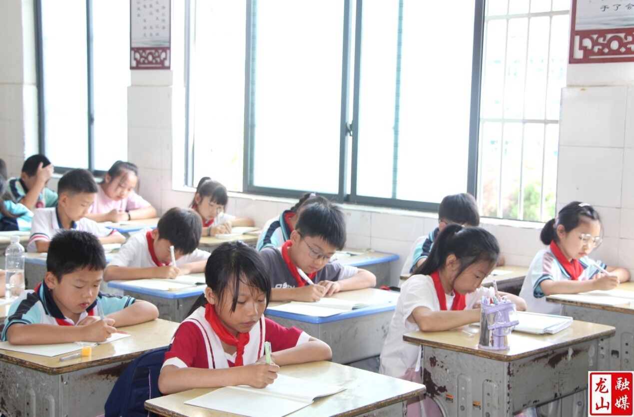 龙山五小举办学生古诗默写比赛